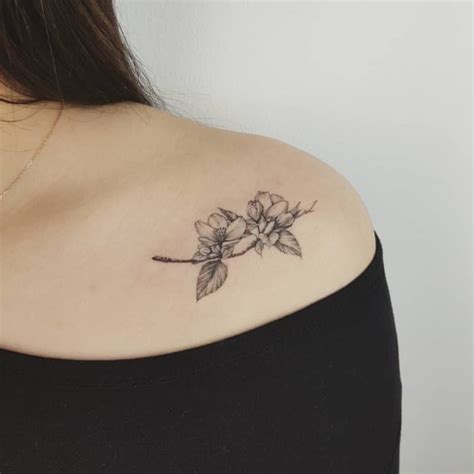 tattoo pecho mujer|Tatuajes de mujer en el pecho